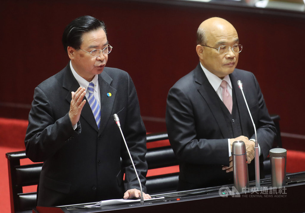 美國聯邦眾議院以壓倒性票數通過「台北法案」,外交部長吳釗燮(左)6日在立院表示,台灣在國際社會受到的支持越來越多,台灣的努力已被國際看到。右為行政院長蘇貞昌。中央社記者張皓安攝 109年3月6日