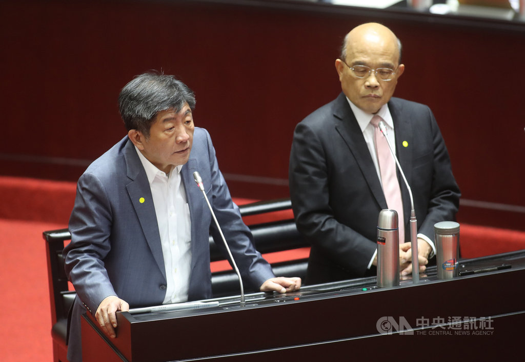 衛福部長陳時中(左)6日在立法院備詢表示,若醫院內有人感染武漢肺炎,就會把病房清空並移到別的病房、醫院,封院的可能性很小。右為行政院長蘇貞昌。中央社記者張皓安攝 109年3月6日