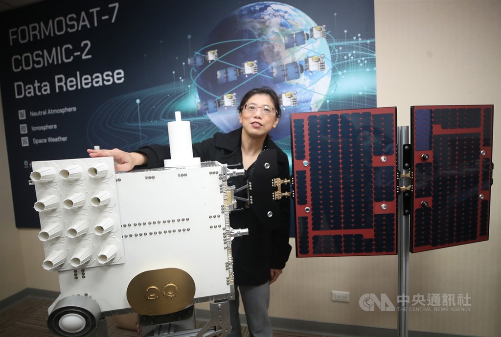 福衛七號計畫主持人朱崇惠6日在台北出席「福衛七號觀測資料正式公開記者會」,她現場以福衛七號模型,向媒體介紹衛星構造。中央社記者張新偉攝 109年3月6日