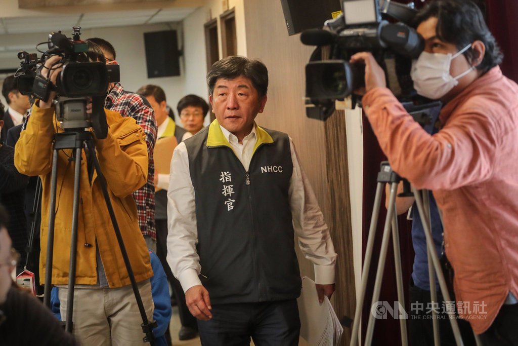 武漢肺炎疫情延燒,中央流行疫情指揮中心指揮官陳時中(中)6日表示,目前從個案比例看,可大膽預測「歐洲很快會比亞洲多」,未來如何慢慢調整防疫措施,找出不特定個案,是下一步防疫方向。中央社記者裴禛攝 109年3月6日