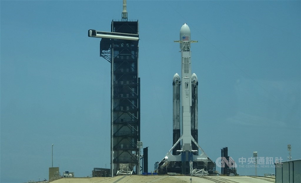 國研院太空中心表示,台美合作衛星福衛七號搜集的氣象資料將在7日上午10時與美國同步正式對全球公開,可望提升全球天氣預報的準確性。圖為2019年6月25日搭載福衛七號的火箭準備發射。(中央社檔案照片)