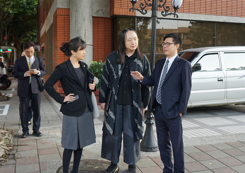 行政院副院長陳其邁(右)表示,目前政委唐鳳(右2)及同仁正加緊努力,分析健保資料庫大數據,思考如何讓民眾更便利取得口罩,9日將對外宣布「口罩實名制2.0」政策。(圖取自facebook.com/chenchimai)