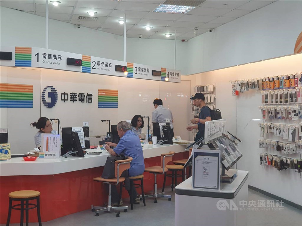 中華電信6日宣布4G/5G升級體驗方案,也提供「5G VIP Pass 自動升級」方案。圖為中華電信門市。(中央社檔案照片)