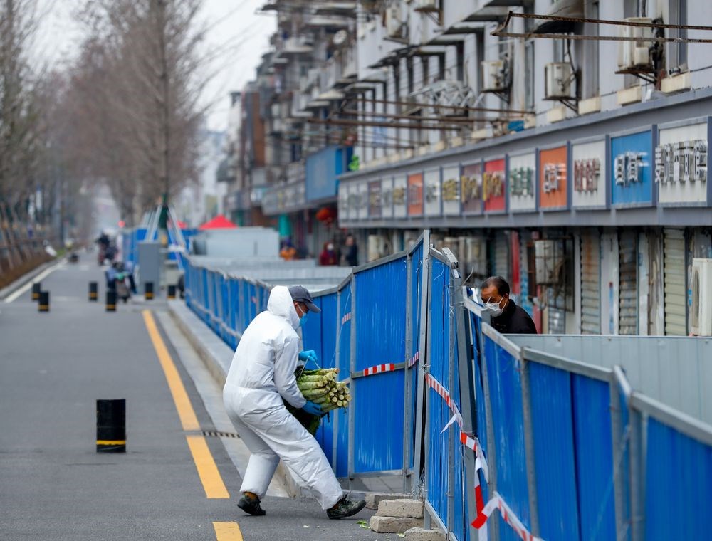 武漢肺炎爆發至今近3個月,當地死亡人數超過2000人,武漢市委書記王忠林近日卻下令,要市民「感恩總書記、感恩共產黨」,引發強烈反彈。圖為3月6日武漢漢陽有志願者給居民送生活物資。(中新社提供)