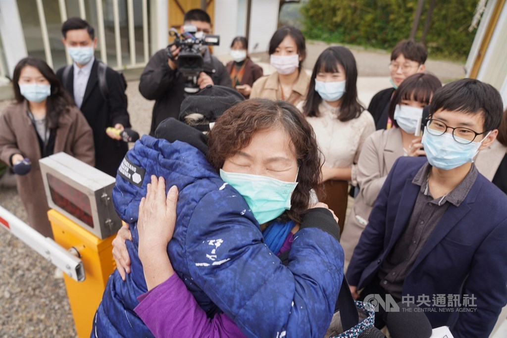 鑽石公主號郵輪的19名台灣旅客7日解除隔離,同樣被隔離的魔術師陳日昇(前左)步出隔離所後,見到母親開心擁抱。中央社記者徐肇昌攝 109年3月7日