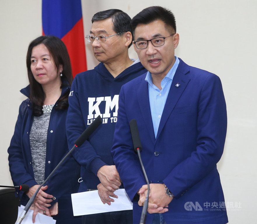 國民黨主席補選結果7日晚間出爐,由青壯世代立委江啟臣(右)當選,江啟臣發表談話表示,改革重要的是做事不是人事,改革分的是工作不是位子,他將在最短的時間內,將黨務人事就定位。中央社記者謝佳璋攝 109年3月7日