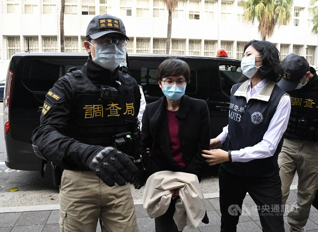 潤寅詐貸案主嫌楊文虎、王音之逃亡美國,調查局1月21日押解楊文虎返台,美方7日把王音之(中)押上班機,8日清晨抵台,調查局接手解送王音之到台北地檢署歸案。中央社記者林長順攝 109年3月8日