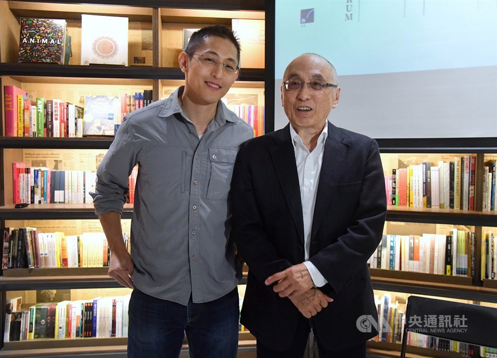 春山出版8日在台北舉辦「台灣最好的時刻」新書講座,邀請作者吳乃德(右)到場與談分享,吳乃德的兒子吳怡農(左)也現身為父親站台。中央社記者王飛華攝 109年3月8日