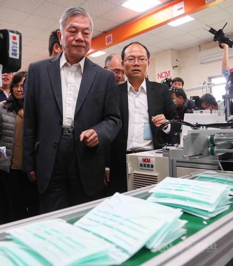 台灣武漢肺炎防疫表現獲國際肯定,「口罩國家隊」進一步打響台灣製造名聲,其中穿針引線的經濟部長沈榮津(前)功不可沒。(中央社檔案照片)