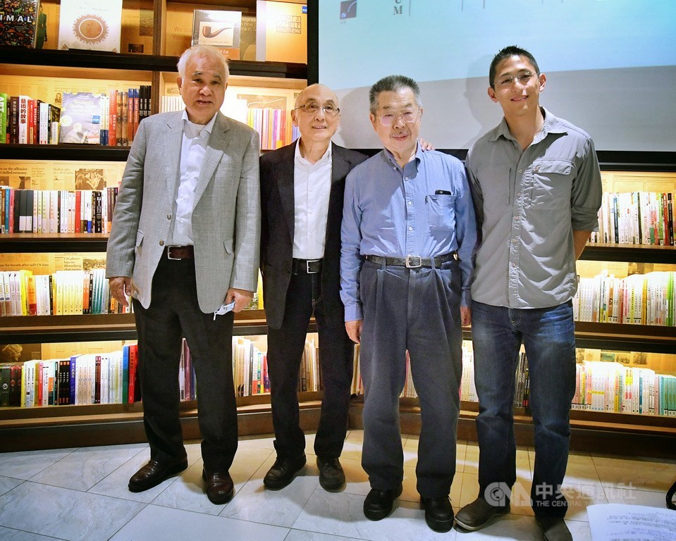 「台灣民主誕生的故事–台灣最好的時刻」新書講座8日在台北松菸誠品舉行,作者吳乃德(左2)、總統府資政姚嘉文(左)、前美麗島雜誌主編陳忠信(右2)與吳乃德的兒子吳怡農(右)出席。中央社記者王飛華攝 109年3月8日