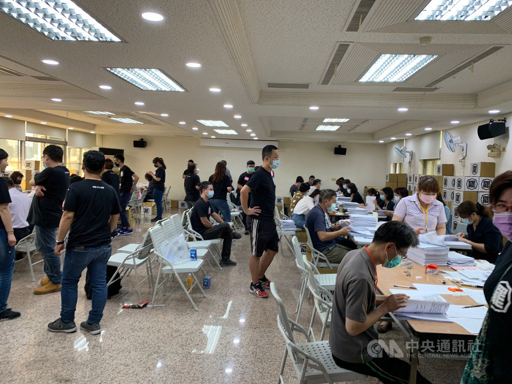 罷韓公民團體9日遞交40萬份連署書到高雄市選委會,選委會動用40餘名人力配合點交連署書。中央社記者王淑芬攝 109年3月9日