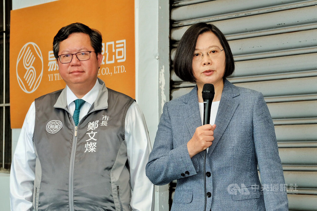 總統蔡英文(右)9日由桃園市長鄭文燦(左)陪同參訪易廷企業有限公司,瞭解口罩生產狀況。蔡總統表示,第1波60條口罩新產線已完工陸續上線,至於第2波30條產線,預計3月底可陸續交機。中央社記者吳睿騏桃園攝 109年3月9日
