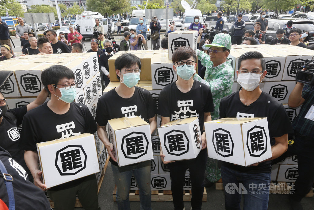 「Wecare高雄」發起人尹立(由左至右)、罷韓提案法定領銜人陳冠榮、台灣基進新聞輿情部副主任張博洋與公民割草行動發言人李佾潔9日上午前往高雄市選委會,遞交罷韓二階40萬份連署書。中央社記者董俊志攝 109年3月9日