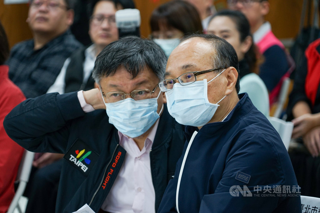 台北市長柯文哲(前左)與教育局長曾燦金(前右)9日到中崙高中出席「酷課學校為你開,雲端共學e起來」記者會,了解遠距線上教學課程計畫。中央社記者裴禛攝 109年3月9日