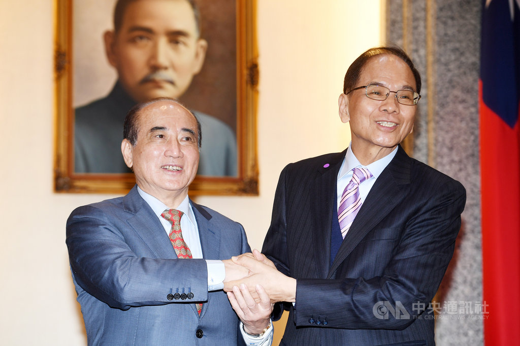 立法院長游錫堃(右)9日接見由前立法院長王金平(左)所領軍的「社團法人國家生技醫療產業策進會」等一行人,兩人握手致意。中央社記者施宗暉攝 109年3月9日