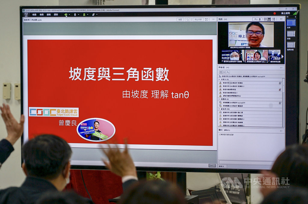 台北市長柯文哲(左背對者)9日上午到中崙高中出席「酷課學校為你開,雲端共學e起來」記者會,了解遠距線上教學課程計畫,與線上教學老師互動。中央社記者裴禛攝 109年3月9日