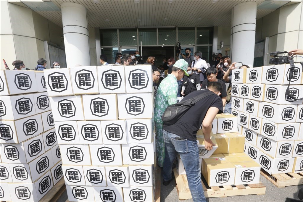 高雄市選委會主委陳雄文表示,罷韓二階審查達罷免門檻。圖為罷韓團體3月9日將第2階段罷免連署書送達高雄市選委會。(中央社檔案照片)