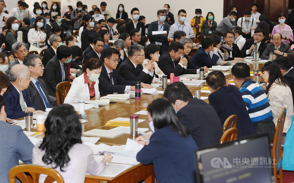 立法院財政委員會9日繼續審查行政院函請審議「中央政府嚴重特殊傳染性肺炎防治及紓困振興特別預算案」,民進黨立院黨團總召柯建銘(後右)等人出席。中央社記者施宗暉攝 109年3月9日