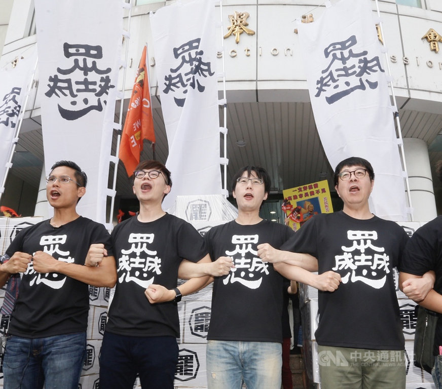 罷韓連署書已逾55萬份,「Wecare高雄」發起人尹立(右起)、罷韓提案法定領銜人陳冠榮、台灣基進新聞輿情部副主任張博洋與公民割草行動發言人李佾潔9日上午遞交其中40萬份連署書至高雄市選委會。中央社記者董俊志攝 109年3月9日