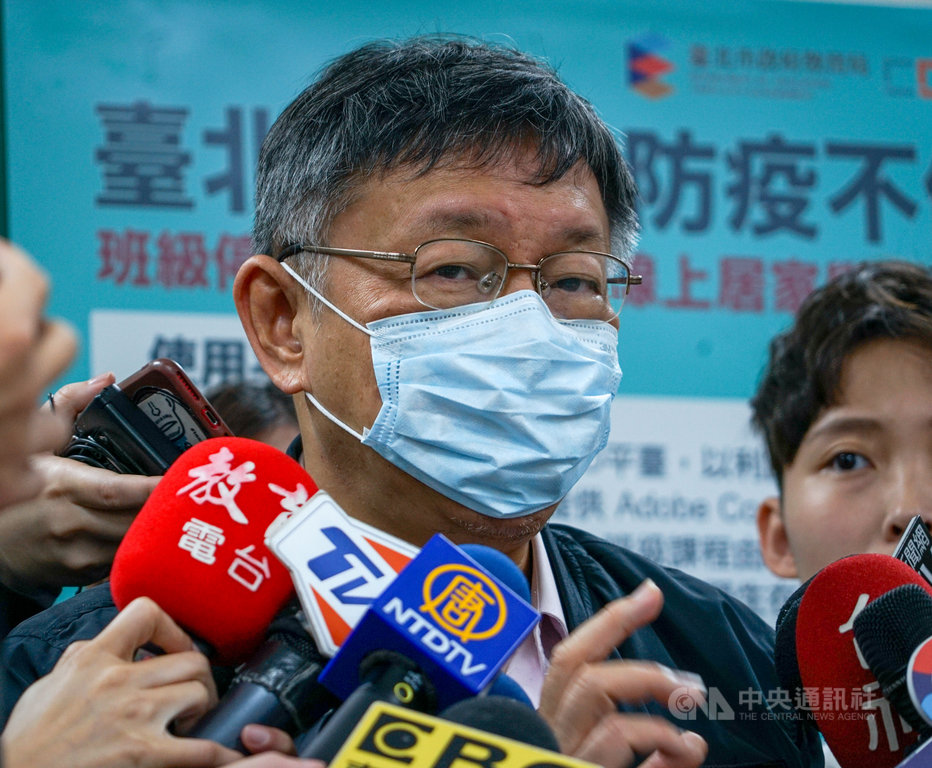 罷免高雄市長韓國瑜行動如火如荼進行,一旦要補選高雄市長,民眾黨也不會缺席,立委蔡壁如坦言已陸續與3名人選接觸。民眾黨主席柯文哲(前)9日在台北接受媒體聯訪則表示,武漢肺炎疫情還沒結束,不贊成此時有太多政治動作。中央社記者裴禛攝 109年3月9日