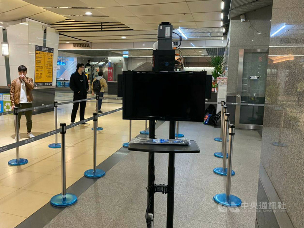 因應武漢肺炎疫情,台鐵及台灣高鐵公司防疫升級,都將在車站裝設紅外線熱顯像儀;台鐵首批採購32台紅外線熱顯像儀,首台10日在南港車站測試。(台鐵提供)中央社 109年3月10日