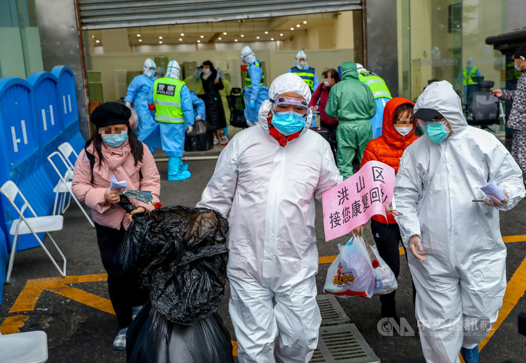 陸媒報導,專收新冠肺炎輕症病患的14家武漢方艙醫院,10日已全部休艙。圖為江漢方艙醫院9日休艙,工作人員接出患者到指定隔離點。(中新社提供)中央社 109年3月10日
