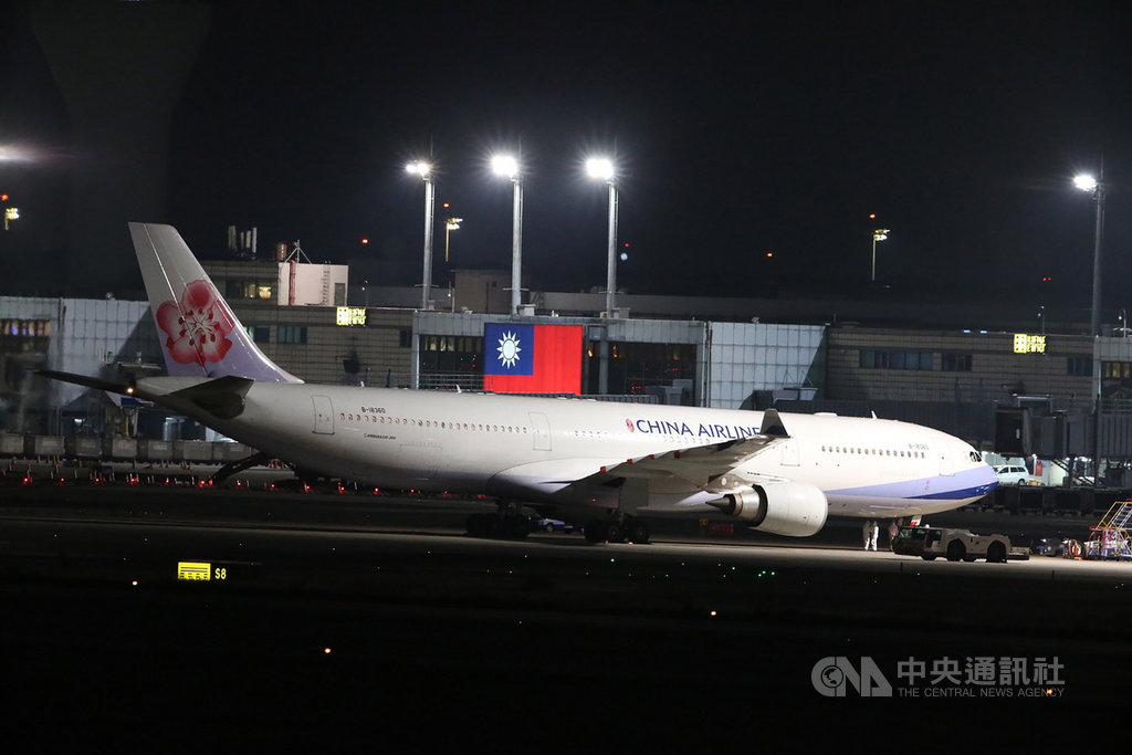 第2批武漢專機10日啟動,下午先由政府派出中華航空班機執飛,深夜11時38分順利從武漢返抵台灣,機上人員待完成基本檢疫後,將分送至檢疫所展開14天隔離。中央社記者郭日曉攝 109年3月10日