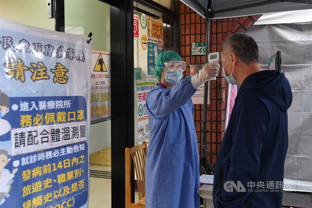 武漢肺炎疫情持續延燒,全台醫院對於前來就診的民眾加強防疫檢測,除全面量測體溫外,也要求配戴口罩入院。中央社記者林俊耀攝 109年2月18日
