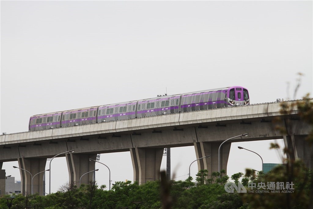 因應武漢肺炎疫情蔓延,政府防疫車隊4日上路,禁止居家檢疫者入境後搭乘大眾交通工具返家。圖為連接機場的桃園捷運。(中央社檔案照片)