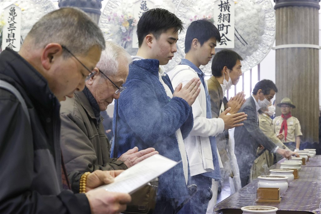 東京大轟炸75週年,民眾10日來到東京慰靈堂上香祝禱,祭拜當時喪生的平民。(共同社提供)