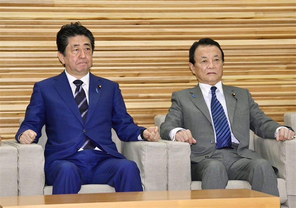 日本政府10日在內閣會議上,正式決定將武漢肺炎疫情擴大情形指定為「歷史性緊急事態」。圖為首相安倍晉三(左起)、副首相兼財務大臣麻生太郎出席會議。(共同社提供)