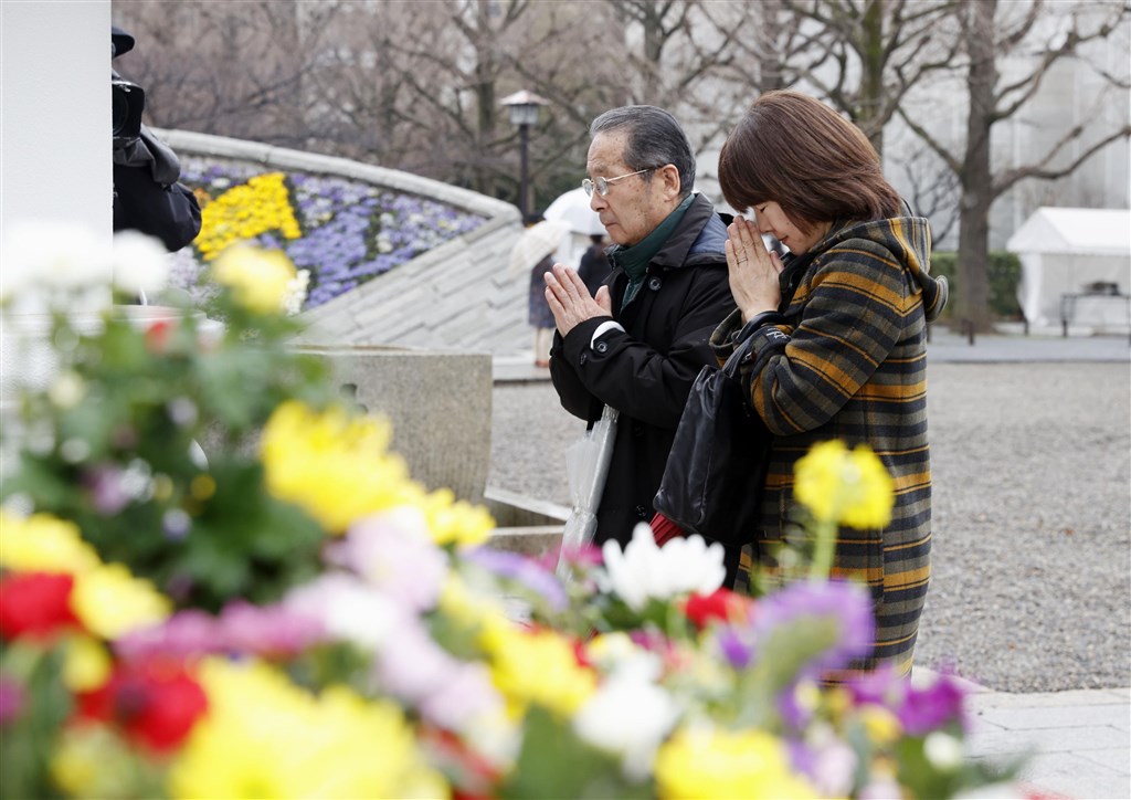 東京大轟炸75週年,民眾10日到東京慰靈堂獻花祭拜當時喪生的平民。(共同社提供)