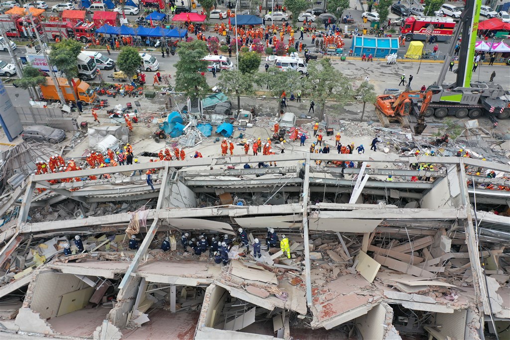 福建泉州市欣佳酒店7日坍塌造成20人死亡,中國應急管理部初步認定旅館違法改建。(中新社提供)