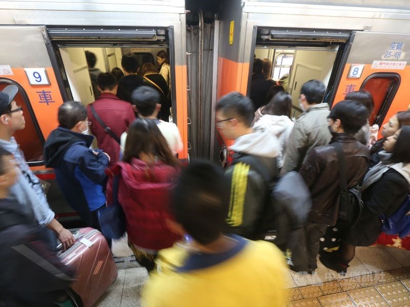 台鐵宣布,6日加開6班台東及花蓮往返宜蘭自強號,建議東部往返台北旅客,可在羅東轉乘國道客運。(中央社檔案照片)