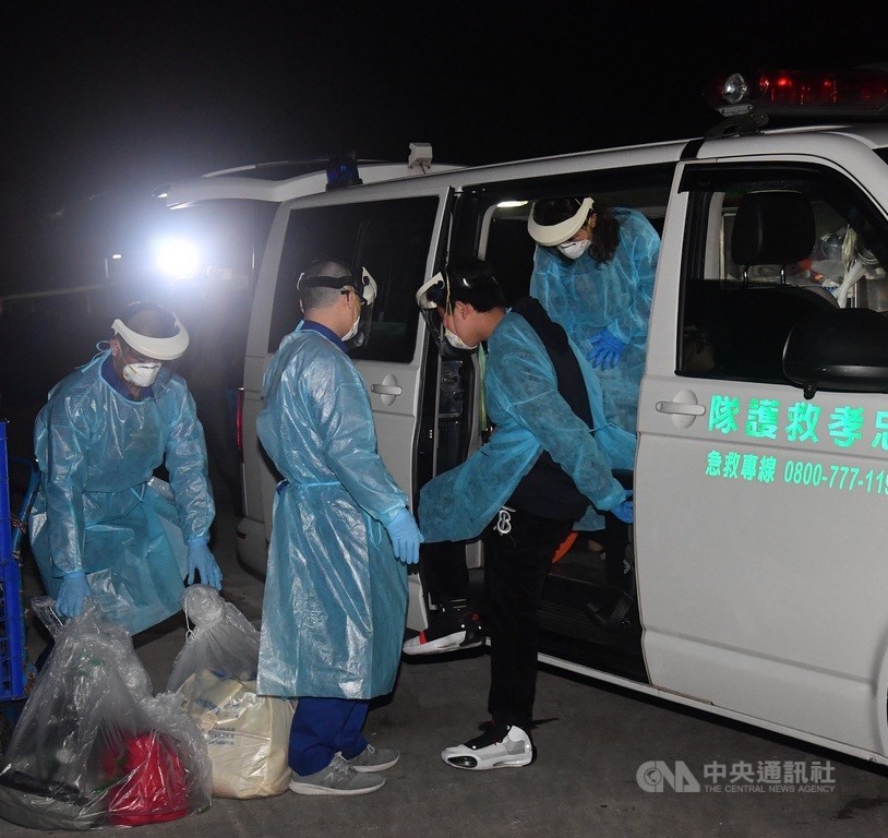 滯留中國湖北荊門的血友病少年(右2)和他母親(右1),2月24日晚搭乘長榮航空抵達台灣,隨即搭乘救護車往桃園署立醫院就醫隔離。中央社記者王飛華攝 109年2月25日