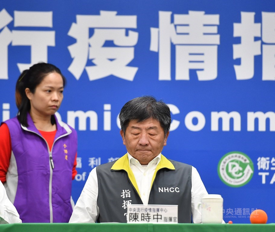 中央流行疫情指揮中心10日舉行記者會,指揮官陳時中(右)公布台灣新增2例武漢肺炎確診個案,一人為案34例、案41例家人(北部醫院群聚案),另一例為荷蘭境外移入。目前台灣累計47例。中央社記者王飛華攝 109年3月10日