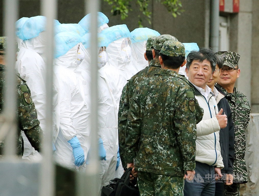 第2批滯留武漢的台人分別搭乘華航與東航專機返台,經過嚴格檢疫程序,11日清晨分置在3個檢疫所隔離。衛福部長陳時中(右3)一早在檢疫所歡迎返台國人,也為所有配合單位與人員加油打氣。中央社記者郭日曉攝 109年3月11日