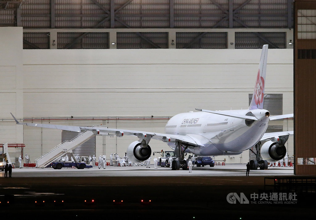 因武漢肺炎疫情滯留湖北台人的第2批專機10日執行任務,分別由中華航空及東方航空各執飛一航班,首班為華航執飛,深夜11時許已抵台並進入指定機棚,準備進行後續作業。中央社記者郭日曉攝 109年3月11日