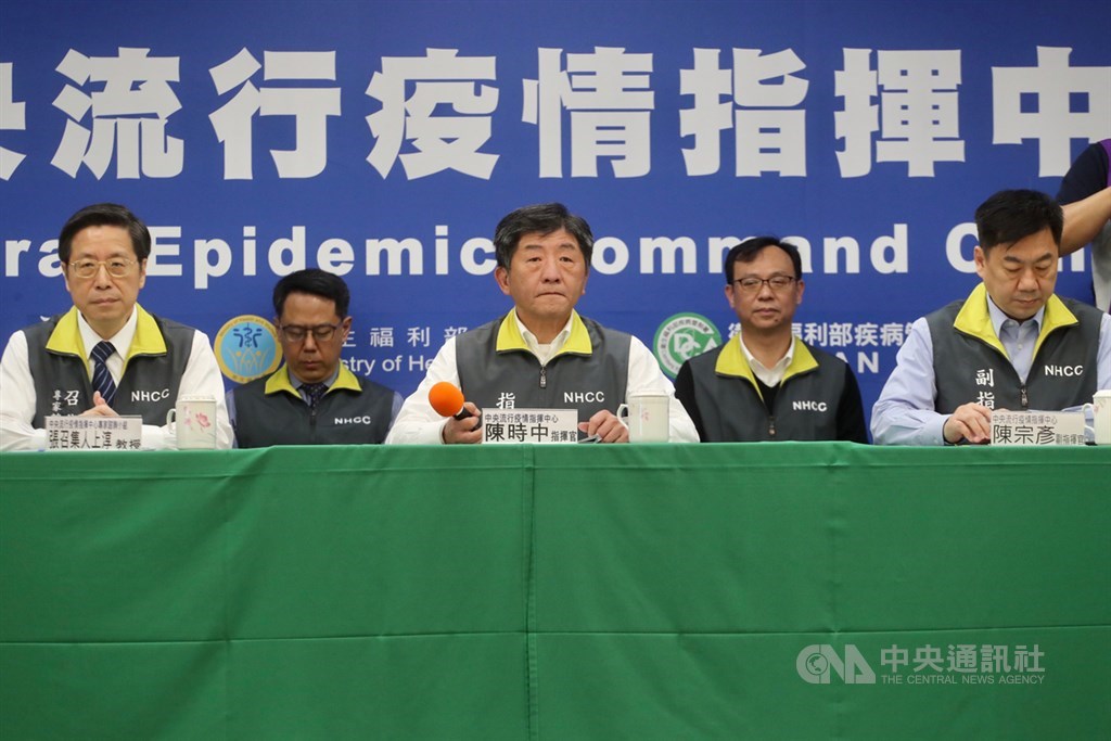 中央流行疫情指揮中心11日上午舉行記者會,指揮官陳時中(中)公布國內第48例COVID-19(武漢肺炎)確定病例,個案是北部30多歲女性,2月28日至3月8日獨自前往英國旅遊及探訪當地友人,返國後出現症狀就醫確診,也是英國首例境外移入個案。中央社記者裴禛攝 109年3月11日