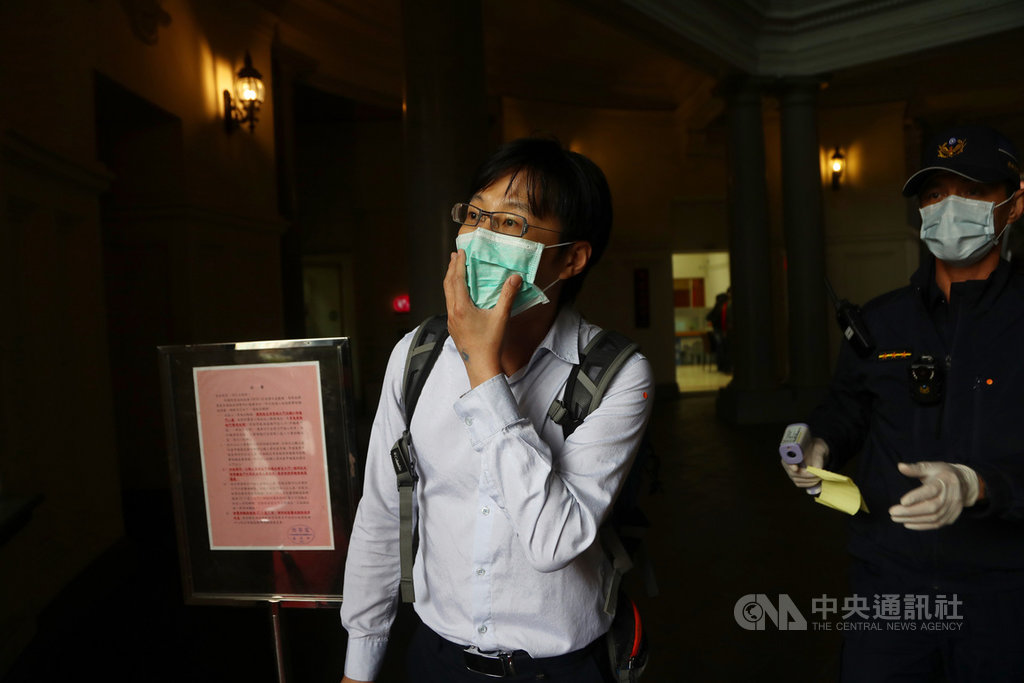 罷韓提案法定領銜人陳冠榮(中)11日被監察委員約談,要求針對「八一石化氣爆事件民間款專戶」做說明。中央社記者王騰毅攝 109年3月11日