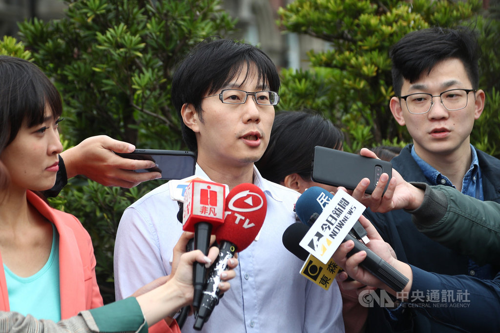 罷韓提案法定領銜人陳冠榮(中)11日被監委約談,他親自赴監察院針對「八一石化氣爆事件民間款專戶」進行說明,並接受媒體聯訪。中央社記者王騰毅攝 109年3月11日