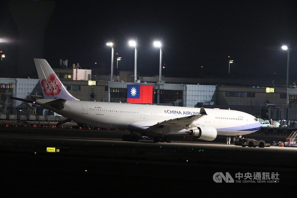 第2批武漢專機10日啟動,下午先由政府派出中華航空班機執飛,深夜11時38分順利從武漢返抵台灣,機上人員待完成基本檢疫後,將分送至檢疫所展開14天隔離。中央社記者郭日曉攝 109年3月10日