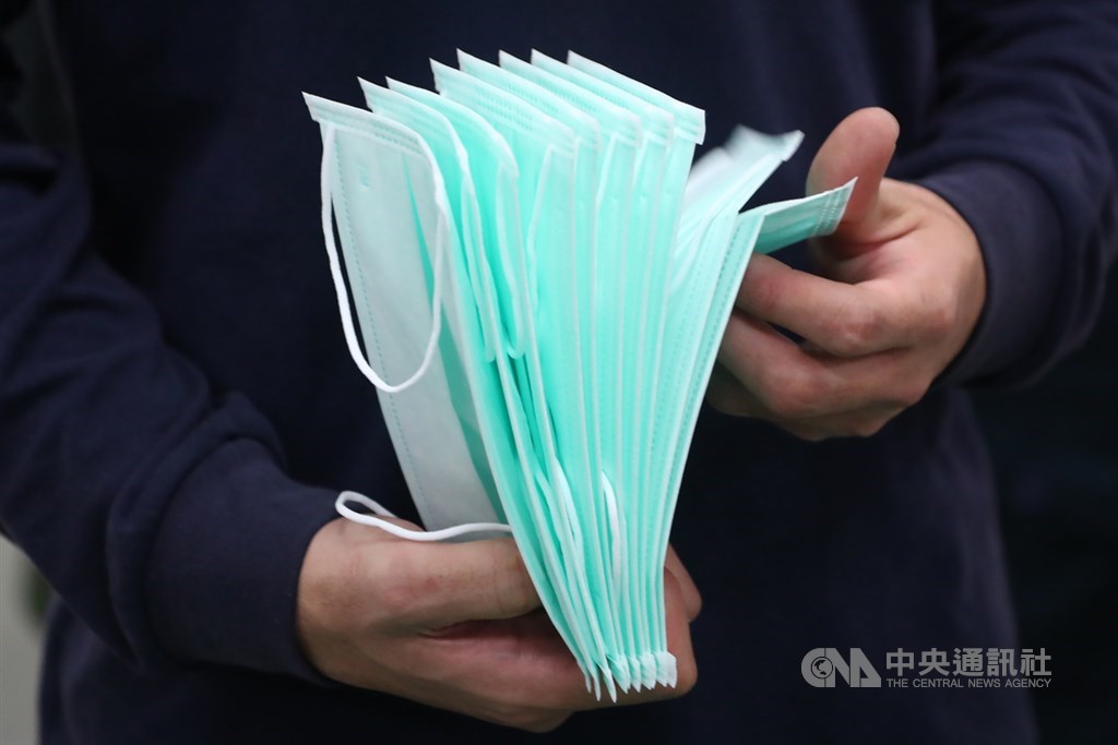 「口罩實名制2.0」12日起開放民眾網路預購成人口罩,數量維持每7天3片、每片新台幣5元,試辦預購期一週。(中央社檔案照片)
