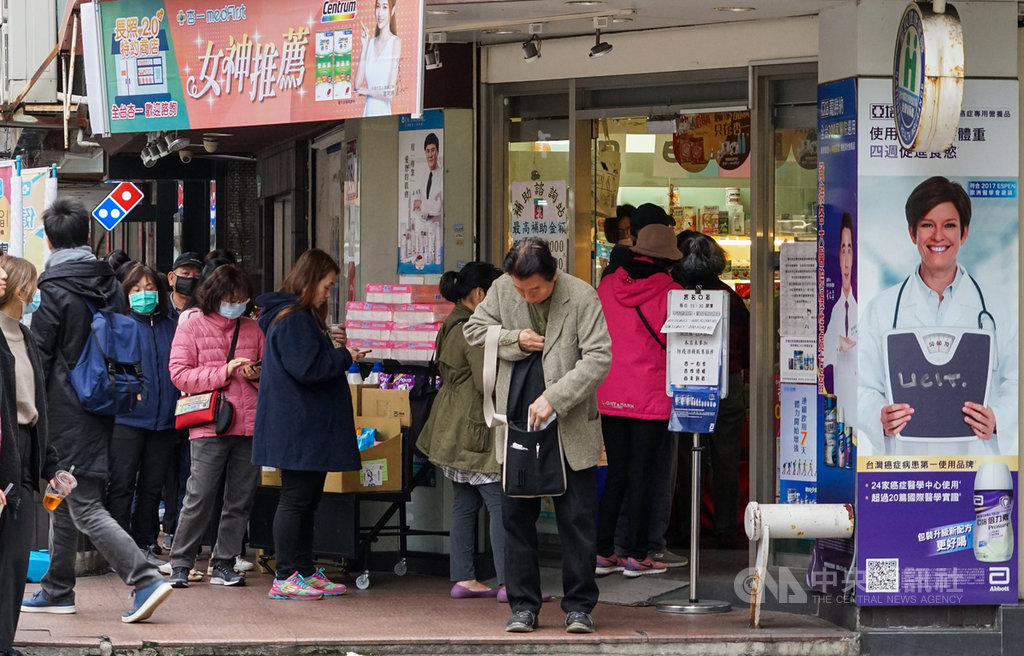 口罩實名制2.0將於12日上路,開放民眾網路預購成人口罩,但不受身分證字號單雙號限制,盼改善口罩分布不均,以及上班族沒時間排隊等問題。11日下午不少民眾在藥局外排隊購買口罩。中央社記者裴禛攝 109年3月11日