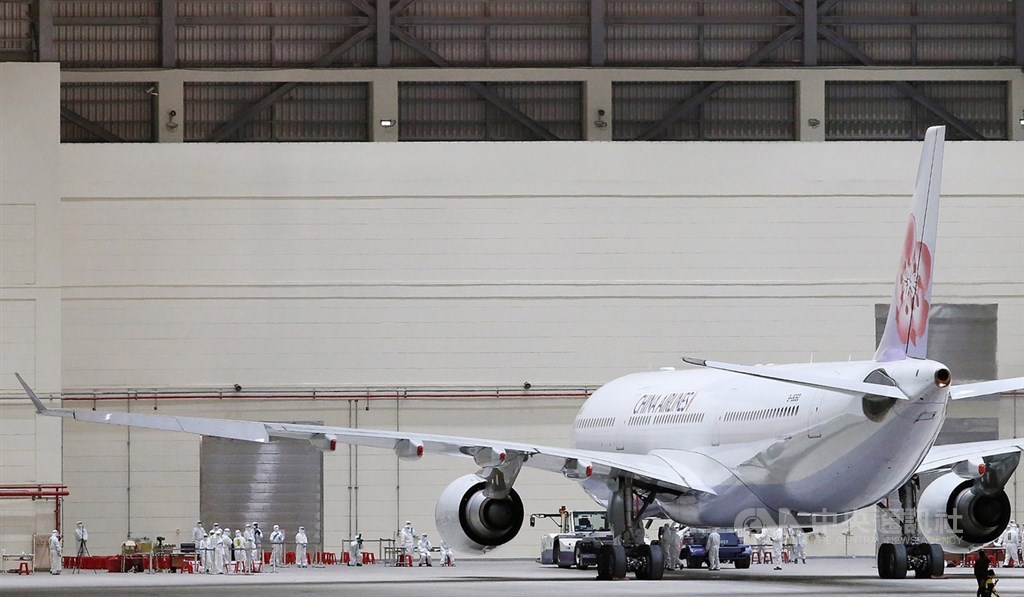 第2批武漢專機啟動,10日下午先由政府派出華航班機執飛,深夜抵台,169名旅客將先在機棚進行防疫檢查,再後送至指定場所安置隔離14天。中央社記者郭日曉攝 109年3月11日