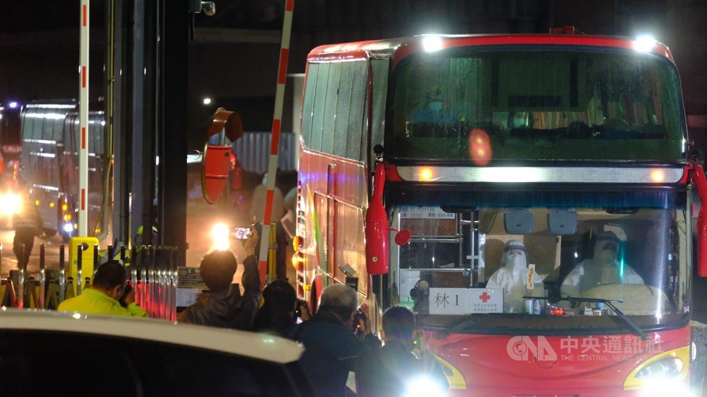 搭乘中華航空公司的第2批武漢專機旅客,於10日深夜抵達桃園國際機場,歷經3小時檢疫通關,被送往檢疫所。中央社記者邱俊欽桃園機場攝 109年3月11日