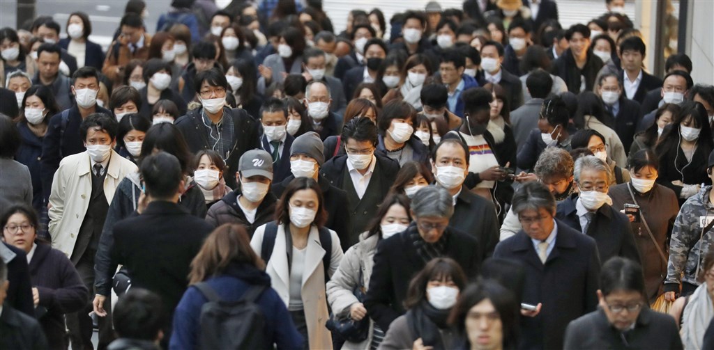 武漢肺炎疫情快速在全球蔓延,日本10日新增59人確診感染,創下單日新增確診人數最多紀錄。圖為東京新宿街頭民眾戴上口罩。(共同社提供)
