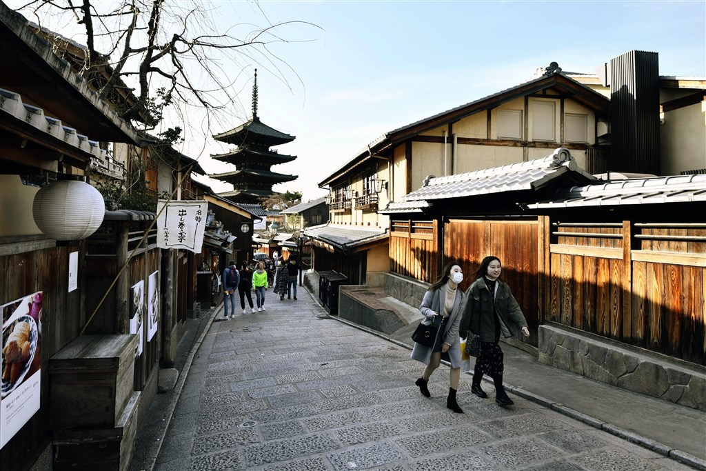 日本京都市受到武漢肺炎疫情影響,路上行人三三兩兩。(共同社提供)