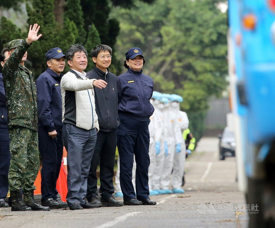 第2批武漢專機載運滯留武漢的台灣人返台,經過嚴格檢疫程序,旅客11日清晨入住北部檢疫所隔離。衛福部長陳時中(左3)在檢疫所歡迎返台國人。中央社記者郭日曉攝 109年3月11日