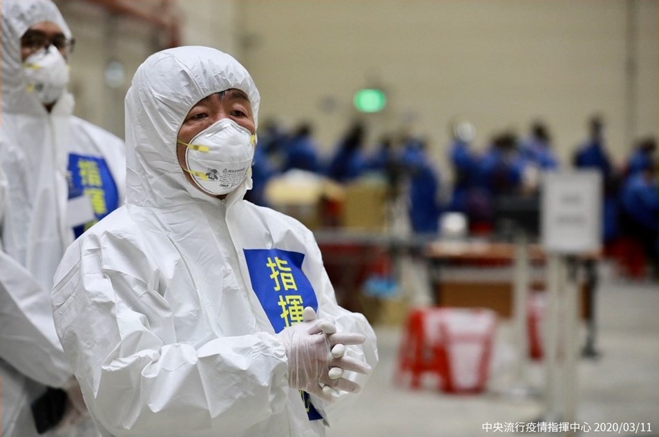 第二批武漢包機10日深夜抵台。圖為衛福部長陳時中到機場視察下機檢疫流程。(中央流行疫情指揮中心提供)